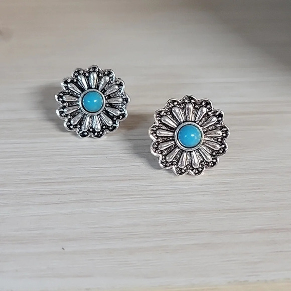 🔥LAST PAIR🔥 DAISY CONCHO STUD EARRINGS - Picture 3 of 6